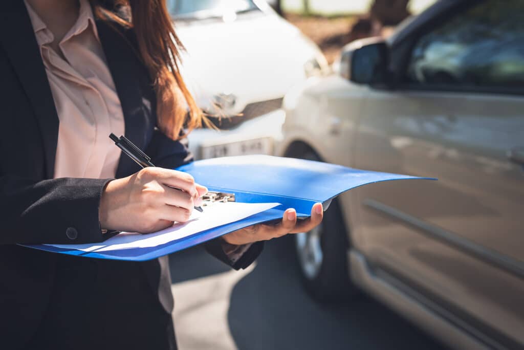 Woman Notify Insurance Agents Is Writing An Accident Car Crash R